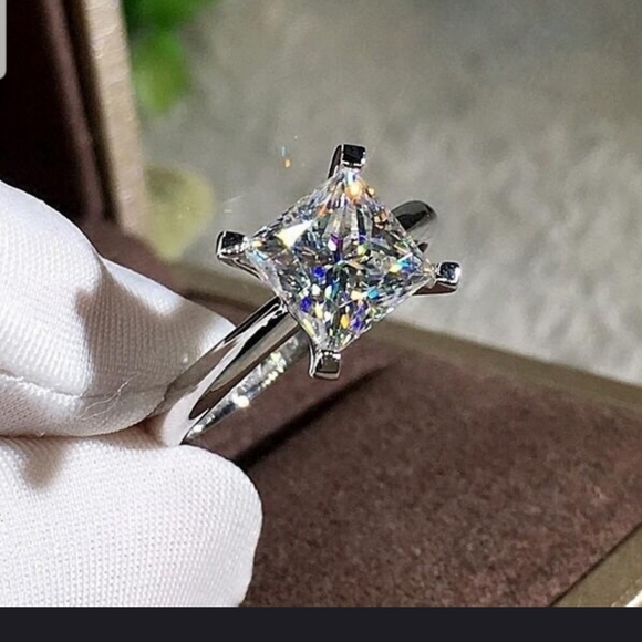 Jewelry - 💍💍Gorgeous 2 Carat White Sapphire ring